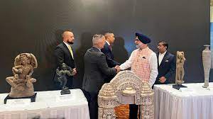  ਅਮਰੀਕਾ ਨੇ PM ਮੋਦੀ ਦੀ ਫੇਰੀ ਤੋਂ ਬਾਅਦ ਤਸਕਰੀ ਜ਼ਰੀਏ ਵਿਦੇਸ਼ ਪਹੁੰਚੀਆਂ 105 ਕਲਾਕ੍ਰਿਤੀਆਂ ਕੀਤੀਆਂ ਵਾਪਸ। 