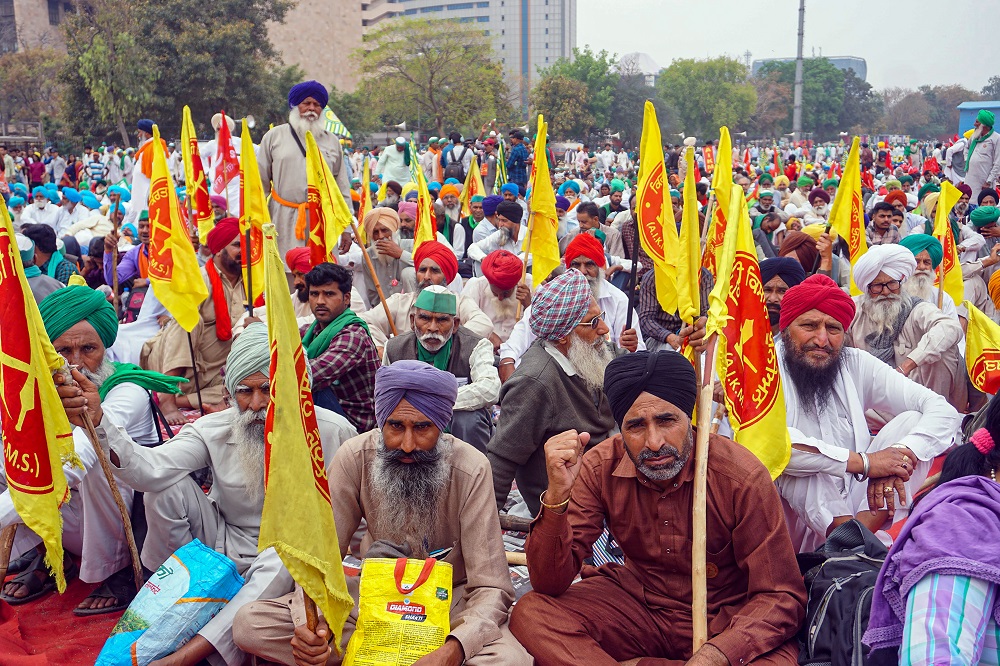  ਦਿੱਲੀ ਦੇ ਰਾਮਲੀਲਾ ਮੈਦਾਨ ''ਚ ਮੰਗਾਂ ਨੂੰ ਲੈ ਕੇ ਜੁੱਟੇ ਕਿਸਾਨ। 