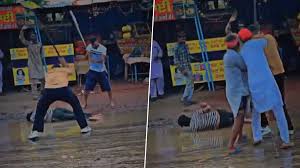 ਬਠਿੰਡਾ ''ਚ ਸ਼ਰੇਆਮ ਹਥਿਆਰਾਂ ਨਾਲ ਵੱਢਿਆ ਨੌਜਵਾਨ, ਲੋਕ ਖੜ ਵੇਖਦੇ ਰਹੇ