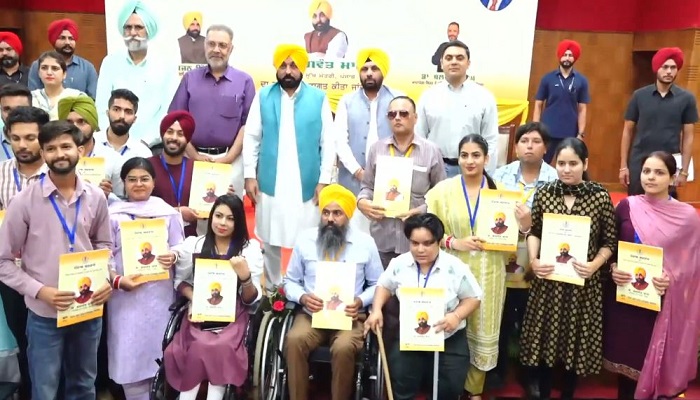 ਵੱਖ-ਵੱਖ ਵਿਭਾਗਾਂ ਦੇ 252 ਨਵ-ਨਿਯੁਕਤ ਉਮੀਦਵਾਰਾਂ ਨੂੰ CM ਭਗਵੰਤ ਮਾਨ ਨੇ ਦਿੱਤੇ ਨਿਯੁਕਤੀ ਪੱਤਰ