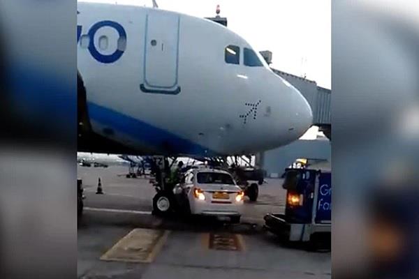 ਦਿੱਲੀ ਏਅਰਪੋਰਟ ਤੇ ਵੱਡਾ ਹਾਦਸਾ ਹੋਣ ਤੋਂ ਬੱਚਿਆਂ , ''ਇੰਡੀਗੋ'' ਦੇ ਜਹਾਜ਼ ਹੇਠਾਂ ਆਈ ''ਗੋ ਫਰਸਟ'' ਦੀ ਕਾਰ