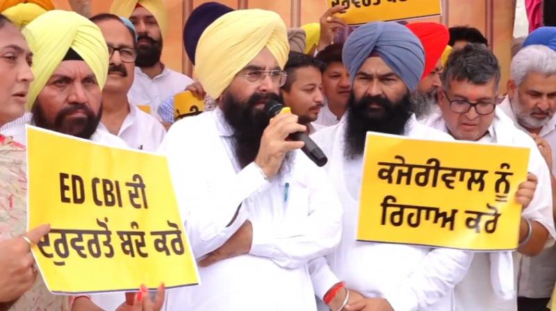 AAP ਦਾ ਜਲੰਧਰ ''ਚ ਸੂਬਾ ਪੱਧਰੀ ਪ੍ਰਦਰਸ਼ਨ, ਕੇਜਰੀਵਾਲ ਦੀ ਰਿਹਾਈ ਦੀ ਕੀਤੀ ਮੰਗ 