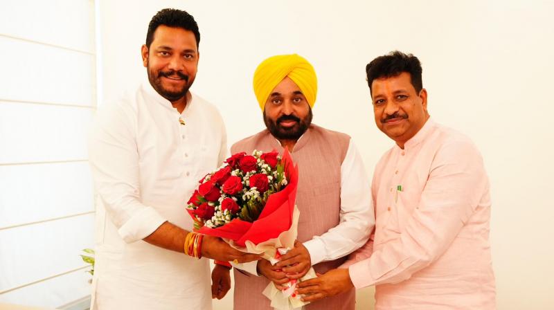 ਆਮ ਆਦਮੀ ਪਾਰਟੀ ‘ਚ ਸ਼ਾਮਲ ਸ਼ਾਮਲ ਹੋਏ  ਭਾਜਪਾ SC ਮੋਰਚਾ ਦੇ ਮੀਤ ਪ੍ਰਧਾਨ ਰੌਬਿਨ ਸਾਂਪਲਾ