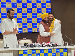 ਦਲਵੀਰ ਗੋਲਡੀ ''ਆਪ'' ''ਚ ਹੋਏ ਸ਼ਾਮਲ,ਮੁੱਖ ਮੰਤਰੀ ਨੇ ਗੋਲਡੀ ਨੂੰ ਛੋਟੇ ਭਰਾ ਵਾਂਗ ਦੱਸਿਆ 