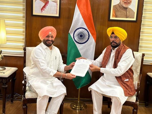  ਰੇਲਵੇ ਰਾਜ ਮੰਤਰੀ ਰਵਨੀਤ ਬਿੱਟੂ ਨਾਲ ਮੰਤਰੀ ਧਾਲੀਵਾਲ ਨੇ ਕੀਤੀ ਮੁਲਾਕਾਤ