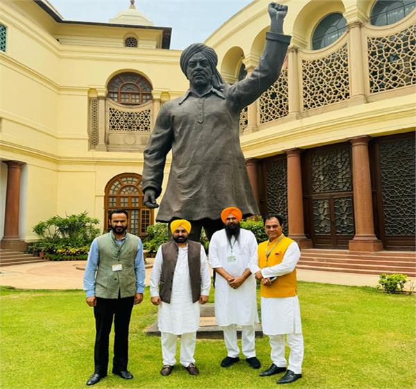 ਮਾਨ ''ਆਪ'' ਦੇ ਸਾਂਸਦਾਂ ਨੂੰ ਮਿਲਣ ਪਾਰਲੀਮੈਂਟ ਪਹੁੰਚੇ , ਕਿਹਾ ਪੰਜਾਬ ਦੇ ਮਸਲਿਆਂ ਨੂੰ ਜ਼ੋਰ-ਸ਼ੋਰ ਨਾਲ ਚੁੱਕਾਂਗੇ