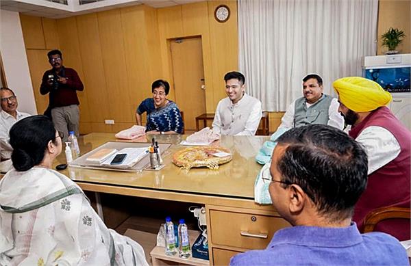 CM''ਮਾਨ'' ਤੇ ਕੇਜਰੀਵਾਲ ਕੋਲਕਾਤਾ ''ਚ ਮਮਤਾ ਬੈਨਰਜੀ ਨੂੰ ਮਿਲੇ , ਕੇਂਦਰ ਦੇ ਆਰਡੀਨੈਂਸ ''ਤੇ ਕੀਤੀ ਚਰਚਾ