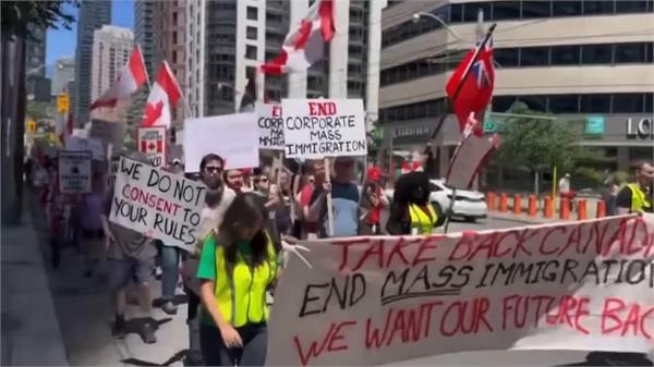 UK ਚ ਫੈਲੀ ਹਿੰਸਾ ਤੋਂ ਬਾਅਦ ਹੁਣ ਕੈਨੇਡਾ ''ਚ ਪ੍ਰਵਾਸੀਆਂ ਖ਼ਿਲਾਫ਼ ਫੈਲਾਈ ਜਾ ਰਹੀ ਨਫ਼ਰਤ, ਲੱਗ ਰਹੇ ''''ਕੈਨੇਡਾ ਟੇਕ ਬੈਕ'''' ਦੇ ਨਾਅਰੇ