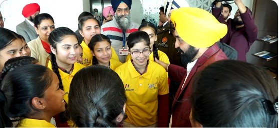 ISRO ਸੈਟੇਲਾਈਟ ''ਚ ਲੱਗੀ ਪੰਜਾਬੀ ਵਿਦਿਆਰਥਣਾਂ ਦੀ ਚਿੱਪ, CM ਭਗਵੰਤ ਮਾਨ ਨੇ ਦਿੱਤੀ ਹੱਲਾਸ਼ੇਰੀ