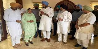  ਬਿਕਰਮ ਮਜੀਠੀਆ ਸਿੱਧੂ ਮੂਸੇਵਾਲਾ ਦੇ ਮਾਤਾ-ਪਿਤਾ ਨਾਲ ਦੁੱਖ ਵੰਡਾਉਣ ਪਹੁੰਚੇ , ਪੰਜਾਬ ਸਰਕਾਰ ’ਤੇ ਕੀਤਾ ਵੱਡਾ ਹਮਲਾ 