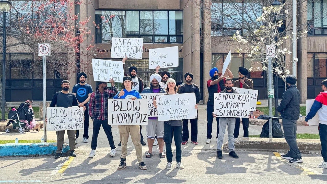 ਕੈਨੇਡਾ ਦੇ ਪ੍ਰਿੰਸ ਐਡਵਰਡ ਆਈਲੈਂਡ ''ਚ ਵਿਰੋਧ ਕਰ ਰਹੇ ਭਾਰਤੀ ਵਿਦਿਆਰਥੀਆਂ ਦੀ ਬੱਝੀ ਆਸ, ਵੱਡੇ ਸਮੂਹਾਂ ਦਾ ਮਿਲਿਆ ਸਾਥ