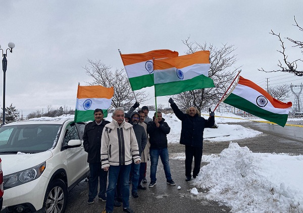  ਗਰਮ ਖਿਆਲੀਆਂ ਦਾ ਵਿਰੋਧ ਕਰਦੇ ਹੋਏ ਭਾਰਤੀ ਭਾਈਚਾਰੇ ਦੇ ਲੋਕਾਂ ਨੇ ਕੈਨੇਡਾ ''ਚ ਤਿਰੰਗੇ ਲਹਿਰਾਏ। 