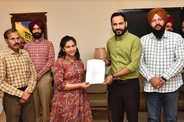 ਜਲ ਸਰੋਤ ਵਿਭਾਗ ਦੇ 68 ਕਲਰਕਾਂ ਨੂੰ ਕੈਬਨਿਟ ਮੰਤਰੀ ਮੀਤ ਹੇਅਰ ਨੇ ਵੰਡੇ ਨਿਯੁਕਤੀ ਪੱਤਰ