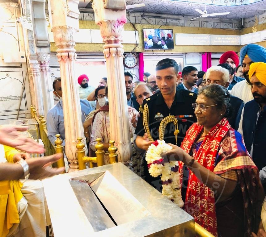 ਰਾਸ਼ਟਰਪਤੀ ਦ੍ਰੌਪਦੀ ਮੁਰਮੂ ਸ੍ਰੀ ਦੁਰਗਿਆਨਾ ਮੰਦਿਰ ਹੋਏ ਨਤਮਸਤਕ 