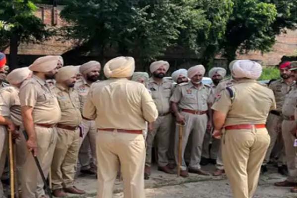ਪੰਜਾਬ ਬਾਰਡਰ ‘ਤੇ ਵਧਾਈ ਗਈ ਸੁਰੱਖਿਆ,ਅੱਤਵਾਦੀ ਹਮਲੇ ਦਾ ਅਲਰਟ ਜਾਰੀ