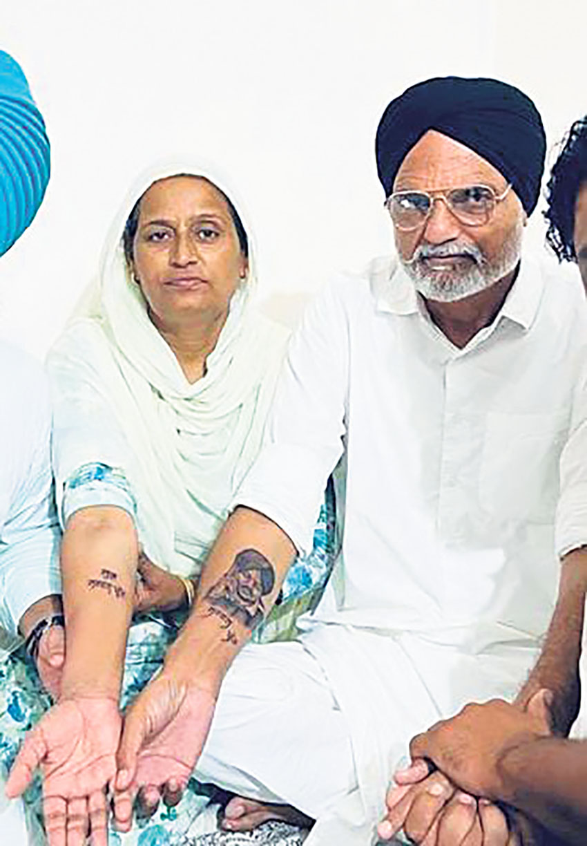 ਮੂਸੇਵਾਲਾ ਦੇ ਪਿਤਾ ਨੇ ਬਾਂਹ ’ਤੇ ਪੁੱਤ ਦਾ ਟੈਟੂ ਬਣਵਾਇਆ। 