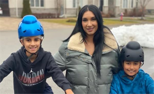 ਕੈਨੇਡਾ ''ਚ ਸਿੱਖ ਔਰਤ ਨੇ ਬੱਚਿਆਂ ਲਈ ਡਿਜ਼ਾਈਨ ਕੀਤੇ ਸਪੈਸ਼ਲ Sikh Helmets 