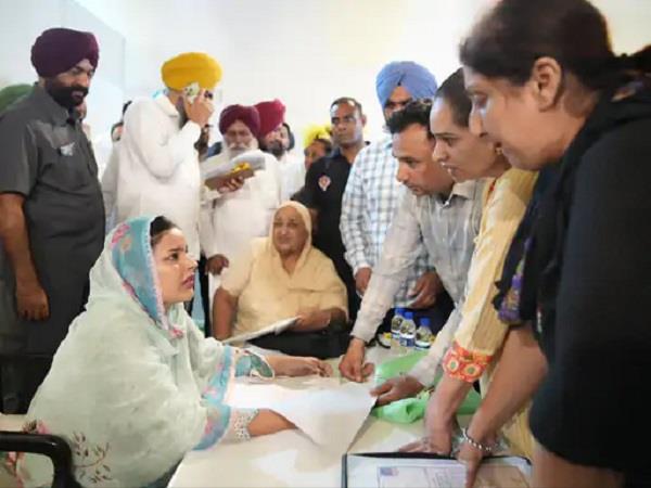 ਜਲੰਧਰ ''ਚ CM ਮਾਨ ਦੀ ਪਤਨੀ ਨੇ ਸੁਣੀਆਂ ਲੋਕਾਂ ਦੀਆਂ ਸਮੱਸਿਆਵਾਂ, ਜਲਦ ਹੱਲ ਕਰਨ ਦਾ ਦਿੱਤਾ ਭਰੋਸਾ
