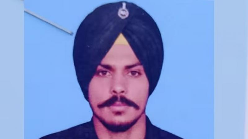 ਭੇਤਭਰੇ ਹਾਲਾਤ ''ਚ ਛੁੱਟੀ ''ਤੇ ਆਏ ਸਿੱਖ ਫੌਜੀ ਦੀ ਮਿਲੀ ਲਾਸ਼, ਪੁੱਤ ਨੂੰ ਇਸ ਹਾਲ ''ਚ ਵੇਖ ਭੁੱਬਾਂ ਮਾਰ ਰੋਇਆ ਪਰਿਵਾਰ