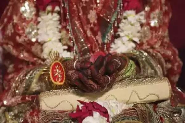 ''ਵਰਜਿਨਿਟੀ ਟੈਸਟ'' ''ਚ ਅਸਫ਼ਲ ਰਹਿਣ ''ਤੇ ਖਾਪ ਨੇ ਵਿਆਹੁਤਾ ''ਤੇ 10 ਲੱਖ ਰੁਪਏ ਜੁਰਮਾਨਾ ਲਗਾਇਆ। 