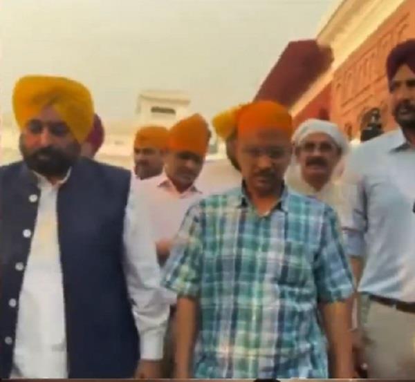  ਦਿੱਲੀ ਦੇ ਮੁੱਖ ਮੰਤਰੀ ਕੇਜਰੀਵਾਲ ਅਤੇ CM ਮਾਨ ਸੱਚਖੰਡ ਸ੍ਰੀ ਹਰਿਮੰਦਰ ਸਾਹਿਬ ਵਿਖੇ ਨਤਮਸਤਕ ਹੋਏ