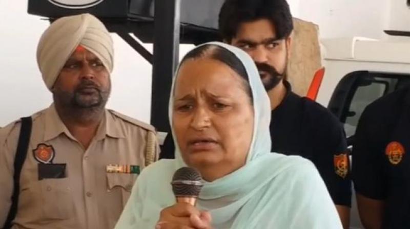 ਸਿੱਧੂ ਮੂਸੇਵਾਲਾ ਦੀ ਮਾਤਾ ਦੇ ਪੈਨਸ਼ਨ ਲਗਵਾਉਣ ਲਈ ਕੀਤੇ ਫ਼ਰਜ਼ੀ ਦਸਤਖ਼ਤ ਤੇ ਲਗਾਈ ਫ਼ਰਜ਼ੀ ਮੋਹਰ
