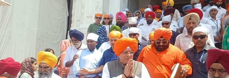 ਪੁਸ਼ਕਰ ਸਿੰਘ ਧਾਮੀ ਦਸਤਾਰ ਸਜਾ ਕੇ ਸ੍ਰੀ ਹਰਿਮੰਦਰ ਸਾਹਿਬ ਵਿਖੇ ਨਤਮਸਤਕ ਹੋਏ 