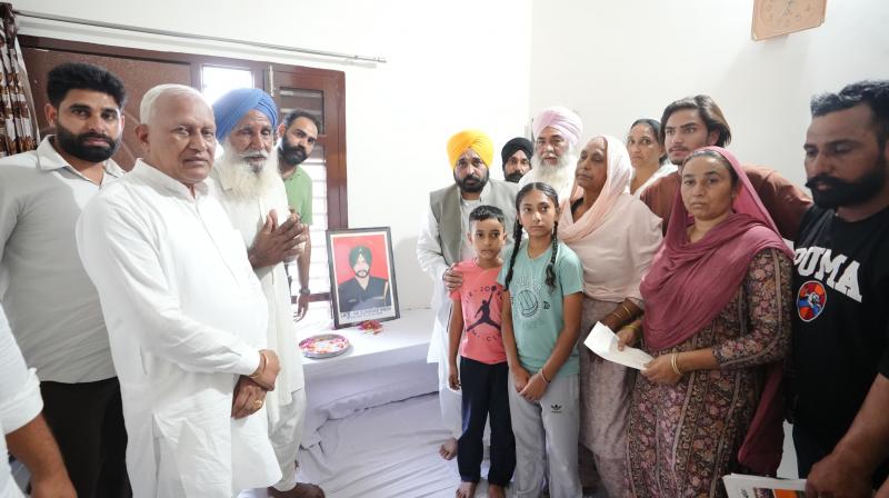 ਸ਼ਹੀਦ ਨਾਇਕ ਸੁਰਿੰਦਰ ਸਿੰਘ ਦੇ ਪਰਿਵਾਰ ਨੂੰ ਮੁੱਖ ਮੰਤਰੀ ਨੇ ਵਿੱਤੀ ਸਹਾਇਤਾ ਵਜੋਂ ਇਕ ਕਰੋੜ ਰੁਪਏ ਦਾ ਚੈੱਕ ਸੌਂਪਿਆ