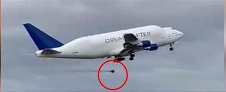 ਜਹਾਜ਼ ਦੇ ਟਾਇਰ ''ਚ ਉਡਾਣ ਭਰਦੇ ਹੀ ਲੱਗੀ ਅੱਗ, ਜ਼ਮੀਨ ''ਤੇ ਡਿਗਿਆ ਟੁੱਟ ਕੇ। 