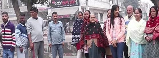 ਲੁਧਿਆਣਾ ''ਚ ਜਾਮ ਪਏ ਗਟਰ ਦਾ ਢੱਕਣ ਖੁੱਲ੍ਹਦੇ ਹੀ ਅਨੋਖਾ ਮਾਮਲਾ ਸਾਮਣੇ ਆਇਆ ਜਿਸ ਕਾਰਨ ਸ਼ਰਮਸਾਰ ਹੋ ਗਏ ਲੋਕ। 