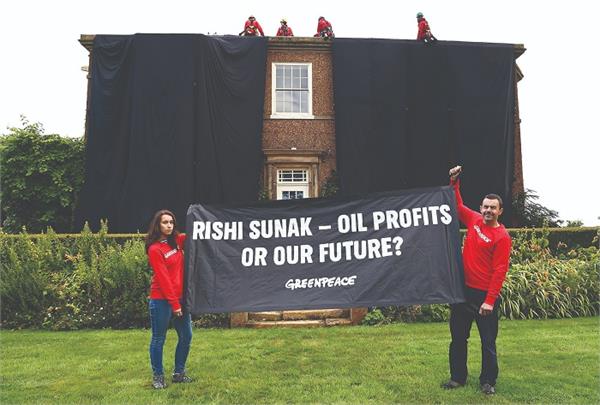 ਬ੍ਰਿਟਿਸ਼ ਪ੍ਰਧਾਨ ਮੰਤਰੀ ਸੁਨਕ ਦੇ ਘਰ ਨੂੰ ਕਾਲੇ ਕੱਪੜੇ ਨਾਲ ਢੱਕਣ ਦੇ ਦੋਸ਼ ਵਿਚ ਗ੍ਰੀਨਪੀਸ ਦੇ 4 ਜਲਵਾਯੂ ਪ੍ਰਦਰਸ਼ਨਕਾਰੀ ਗ੍ਰਿਫ਼ਤਾਰ।