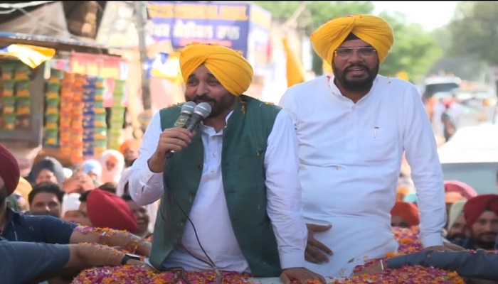 CM ਮਾਨ ਦਾ ਕੁਲਦੀਪ ਧਾਲੀਵਾਲ ਦੇ ਹੱਕ ‘ਚ ਰੋਡ ਸ਼ੋਅ, ਬੋਲੇ- ‘ਤੁਸੀਂ ਝਾੜੂ ਦਾ ਬਟਨ ਦਬਾਓ, ਬਾਕੀ ਜ਼ਿੰਮੇਵਾਰੀ ਸਾਡੀ’