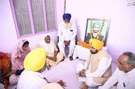 CM ਮਾਨ ਪੁੱਜੇ ਅੱਤਵਾਦੀ ਹਮਲੇ ''ਚ ਸ਼ਹੀਦ ਹੋਏ ਹਰਕ੍ਰਿਸ਼ਨ ਸਿੰਘ ਦੇ ਘਰ , ਪਰਿਵਾਰ ਨਾਲ ਸਾਂਝਾ ਕੀਤਾ ਦੁੱਖ