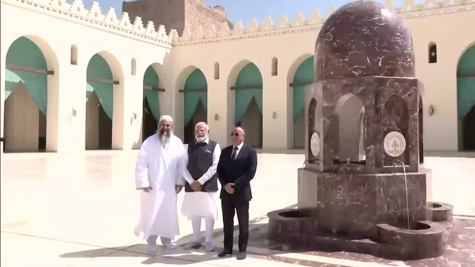 PM ਮੋਦੀ ਨੇ ਕਾਹਿਰਾ ''ਚ ਅਲ-ਹਕੀਮ ਮਸਜਿਦ ਦਾ ਕੀਤਾ ਦੌਰਾ,ਭਾਰਤੀ ਜਵਾਨਾਂ ਨੂੰ ਵੀ ਦਿੱਤੀ ਸ਼ਰਧਾਂਜਲੀ 