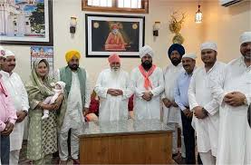 CM ਭਗਵੰਤ ਮਾਨ ਪਤਨੀ ਗੁਰਪ੍ਰੀਤ ਕੌਰ ਤੇ ਧੀ ਨਿਆਮਤ ਨਾਲ ਡੇਰਾ ਸੱਚਖੰਡ ਬੱਲਾਂ ਪਹੁੰਚੇ 