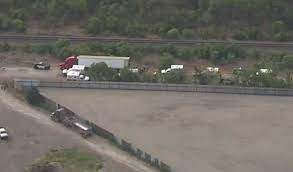 ਮੈਕਸੀਕੋ ''ਚ ਸਰਹੱਦ ਪਾਰ ਅਮਰੀਕਾ ਜਾਣ ਦੀ ਕੋਸ਼ਿਸ਼ ਕਰ ਰਹੇ 175 ਪ੍ਰਵਾਸੀਆਂ ਨਾਲ ਭਰਿਆ ਟਰੱਕ ਮਿਲਿਆ। 