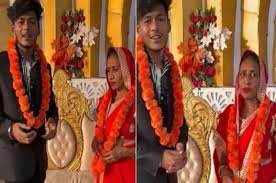  ਅਨੋਖੀ ਜੋੜੀ ਹੋ ਰਹੀ ਵਾਇਰਲ, 21 ਸਾਲ ਦੇ ਮੁੰਡੇ ਨੇ ਮਾਂ ਦੀ ਉਮਰ ਦੀ ਔਰਤ ਨਾਲ ਵਿਆਹ ਕਰਵਾਇਆ। 