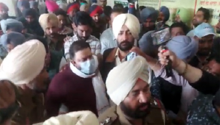 ਭ੍ਰਿਸ਼ਟਾਚਾਰ ਦੇ ਦੋਸ਼ ਤਹਿਤ ਗ੍ਰਿਫ਼ਤਾਰ ''ਆਪ'' ਵਿਧਾਇਕ ਅਮਿਤ ਰਤਨ ਅਦਾਲਤ ''ਚ ਪੇਸ਼, 27 ਫਰਵਰੀ ਤੱਕ ਪੁਲਸ ਰਿਮਾਂਡ ''ਤੇ