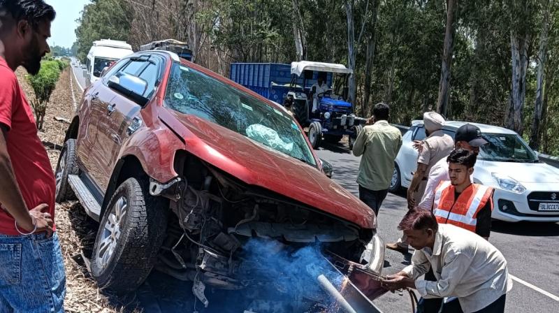 ਮਸ਼ਹੂਰ ਪੰਜਾਬੀ ਗਾਇਕ ਨਾਲ ਜਲੰਧਰ ਦੇ ਸਨੌਰਾ ਪੁਲ ਤੇ ਵਾਪਰਿਆ ਵੱਡਾ ਹਾਦਸਾ ਤੇਜ਼ ਰਫ਼ਤਾਰ ਕਾਰ ਗਰਿੱਲ ’ਚ ਫਸੀ