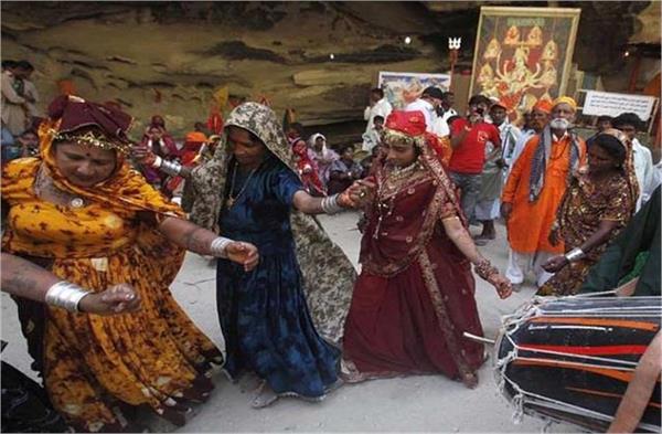 ਮਸ਼ਹੂਰ ਹਿੰਗਲਾਜ ਮਾਤਾ ਉਤਸਵ ''ਚ ਭਾਰਤ-ਪਾਕਿਸਤਾਨ ਦੇ ਹਿੰਦੂ ਸ਼ਰਧਾਲੂਆਂ ਨੇ ਲਿਆ ਹਿੱਸਾ। 