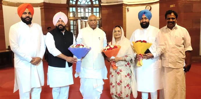 ਕਾਂਗਰਸ ਵੱਲੋਂ ਲੋਕ ਸਭਾ ਜ਼ਿਮਨੀ ਚੋਣ ਲਈ ਉਮੀਦਵਾਰ ਕਰਮਜੀਤ ਕੌਰ ਚੌਧਰੀ ਨੇ ਕਾਂਗਰਸ ਪ੍ਰਧਾਨ ਮਲਿਕਾਅਰਜੁਨ ਖੜਗੇ ਨਾਲ ਕੀਤੀ ਮੁਲਾਕਾਤ