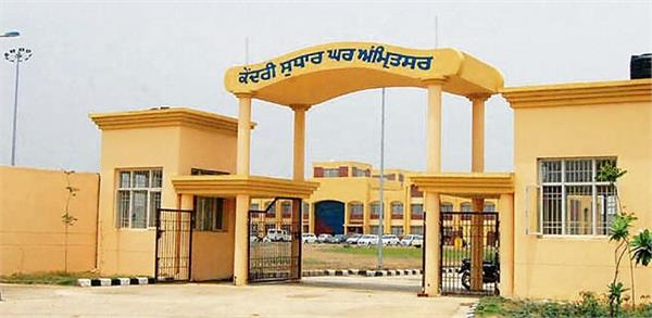 ਅੰਮ੍ਰਿਤਸਰ ਦੀ ਕੇਂਦਰੀ ਜੇਲ੍ਹ ਵਿੱਚ ਨਸ਼ੇ ਦਾ ਕਾਰੋਬਾਰ ਕਰ ਰਹੇ ਲੈਬ ਟੈਕਨੀਸ਼ੀਅਨ ਅਤੇ ਕਾਂਸਟੇਬਲ ਗ੍ਰਿਫ਼ਤਾਰ