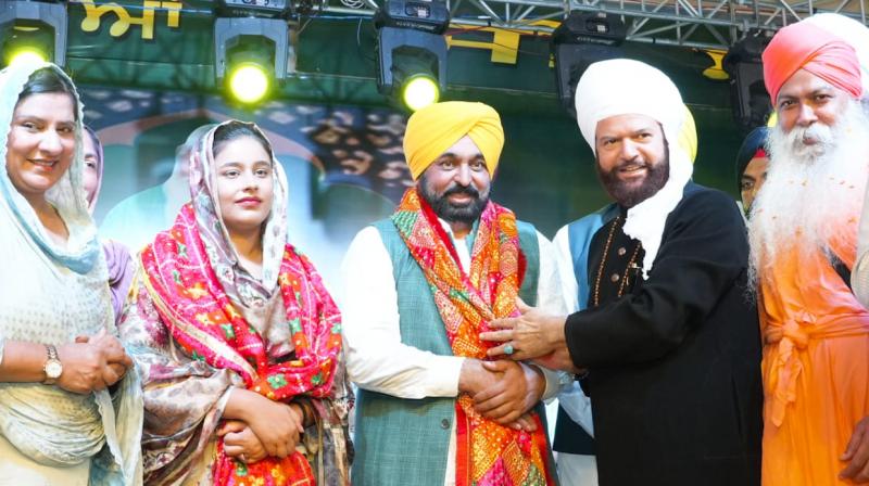 ਸੀਐਮ ਭਗਵੰਤ ਮਾਨ ਪਤਨੀ ਡਾ. ਗੁਰਪ੍ਰੀਤ ਕੌਰ ਸਣੇ ਨਕੋਦਰ ਡੇਰਾ ਬਾਬਾ ਲਾਲ ਬਾਦਸ਼ਾਹ ਦੇ ਦਰਬਾਰ ਤੇ ''ਹੋਏ ਨਤਮਸਤਕ 
