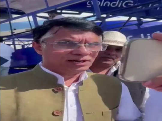 ਕਾਂਗਰਸ ਆਗੂ ਪਵਨ ਖੇੜਾ ਨੂੰ ਜਹਾਜ਼ ''ਚੋਂ ਉਤਾਰਨ ਦੀ ਘਟਨਾ,ਸਾਢੇ 4 ਘੰਟੇ ਤਕ ਚੱਲਿਆ ਹਾਈ ਵੋਲਟੇਜ ਡਰਾਮਾ