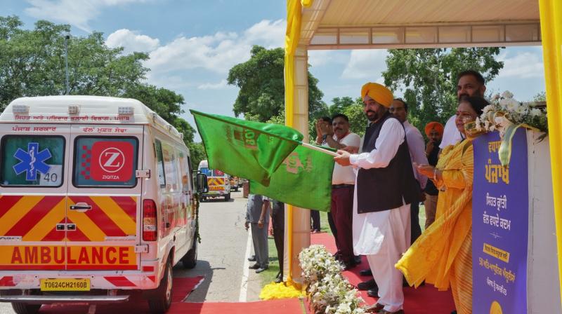 58 ਹਾਈਟੈੱਕ ਐਂਬੂਲੈਂਸਾਂ ਨੂੰ ਮੁੱਖ ਮੰਤਰੀ ਨੇ ਹਰੀ ਝੰਡੀ ਦਿਖਾ ਕੇ ਕੀਤਾ ਰਵਾਨਾ