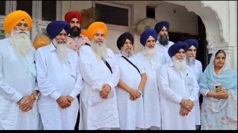 ਸ੍ਰੀ ਅਕਾਲ ਤਖ਼ਤ ਸਾਹਿਬ ਦੇ ਜਥੇਦਾਰ ਨੂੰ ਸ਼੍ਰੋਮਣੀ ਕਮੇਟੀ ਦੇ ਕੁੱਝ ਮੈਂਬਰਾਂ ਨੇ ਇਕੱਠੇ ਹੋ ਕੇ ਦਿੱਤਾ ਮੰਗ ਪੱਤਰ