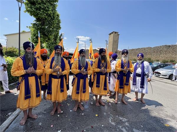 ਮਹਾਨ ਨਗਰ ਕੀਰਤਨ ਸਜਾਇਆ ਗਿਆ ਇਟਲੀ ਦੇ ਤੇਰਾਨੋਵਾ ''ਚ , ਸਥਾਨਕ ਮੇਅਰ ਹੋਏ ਨਤਮਸਤਕ। 