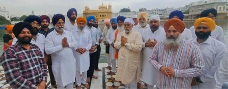 ਜਲੰਧਰ ਤੋਂ ਟਿਕਟ ਮਿਲਣ ਮਗਰੋਂ ਮਹਿੰਦਰ ਸਿੰਘ ਕੇ. ਪੀ. ਸੱਚਖੰਡ ਸ੍ਰੀ ਹਰਿਮੰਦਰ ਸਾਹਿਬ ਵਿਖੇ ਨਤਮਸਤਕ ਹੋਏ 