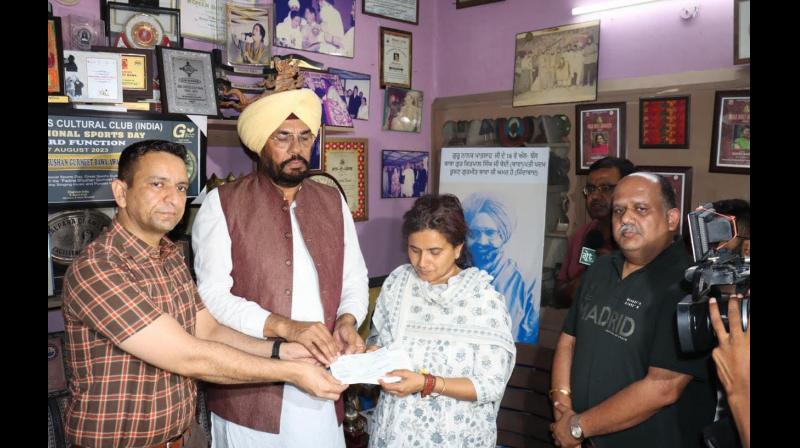 ਲੋਕ ਗਾਇਕਾ ਗੁਰਮੀਤ ਬਾਵਾ ਦੇ ਪਰਿਵਾਰ ਨੂੰ ਕੈਬਨਟ ਮੰਤਰੀ ਕੁਲਦੀਪ ਧਾਲੀਵਾਲ ਨੇ ਦਿੱਤੀ ਇੱਕ ਲੱਖ ਰੁਪਏ ਦੀ ਸਹਾਇਤਾ