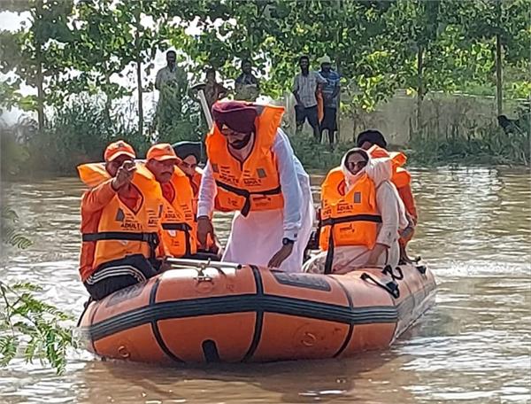 NDRF ਨਾਲ ਕੈਬਨਿਟ ਮੰਤਰੀ ਭੁੱਲਰ ਤੇ DC ਨੇ ਰੈਸਕਿਊ ਆਪ੍ਰੇਸ਼ਨ ਦੀ ਕੀਤੀ ਅਗਵਾਈ, ਸੁਣੀਆਂ ਲੋਕਾਂ ਦੀਆਂ ਮੁਸ਼ਕਲਾਂ।